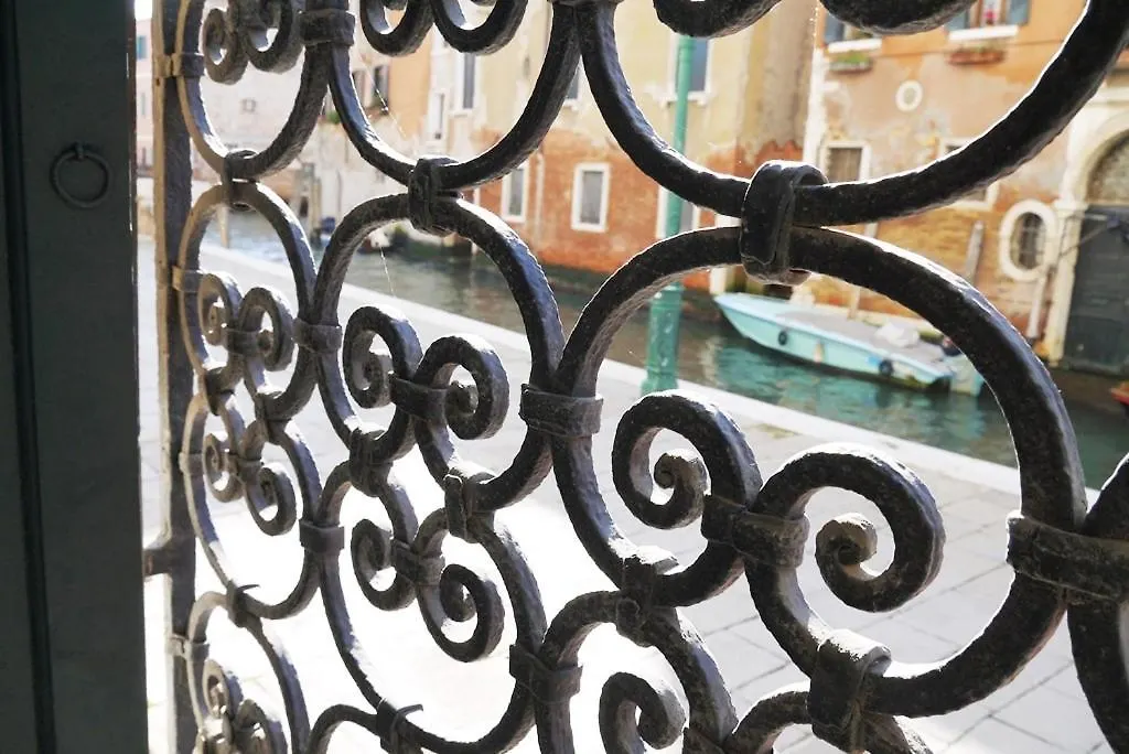 Appartamento In Palazzo Storico A Venezia Centro